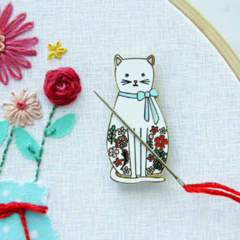 Magnetic Needle Minder White Floral Cat